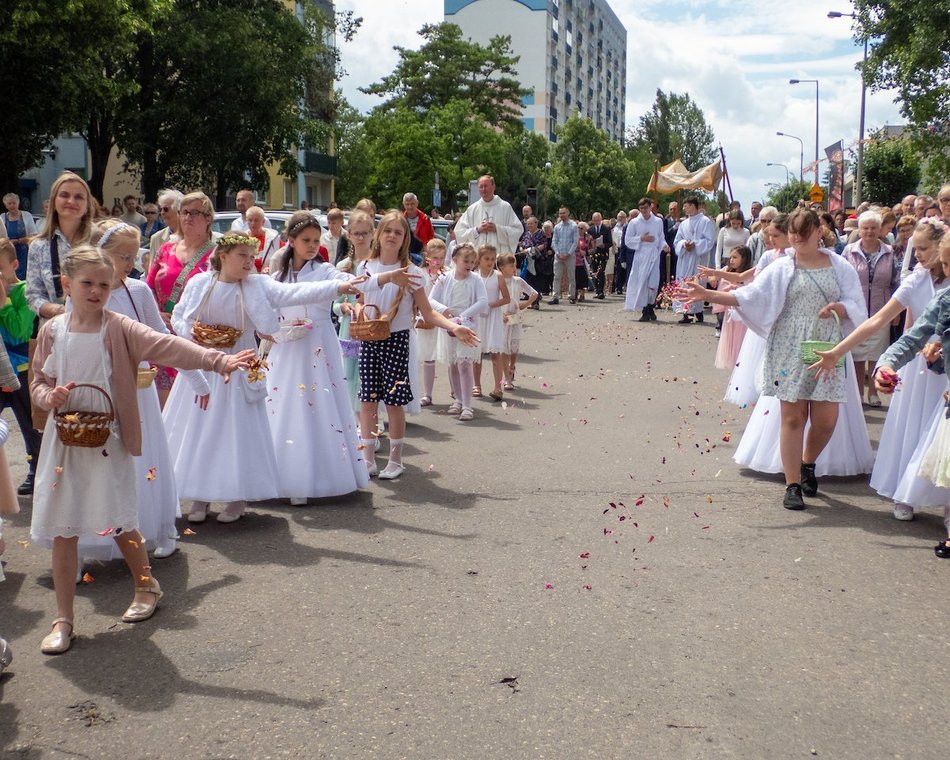 Łódź. Procesja Bożego Ciała na Widzewie w Łodzi. Wierni przeszli ulicami miasta