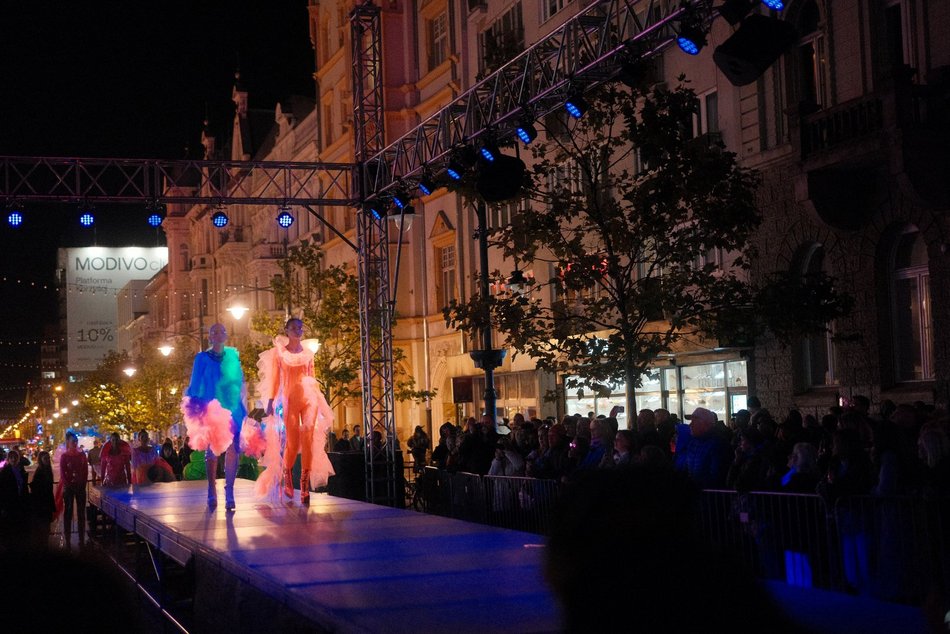 Pokaz mody święcący w ciemności. Fluorescencyjne stroje na Light Move Festival 2025 Łódź