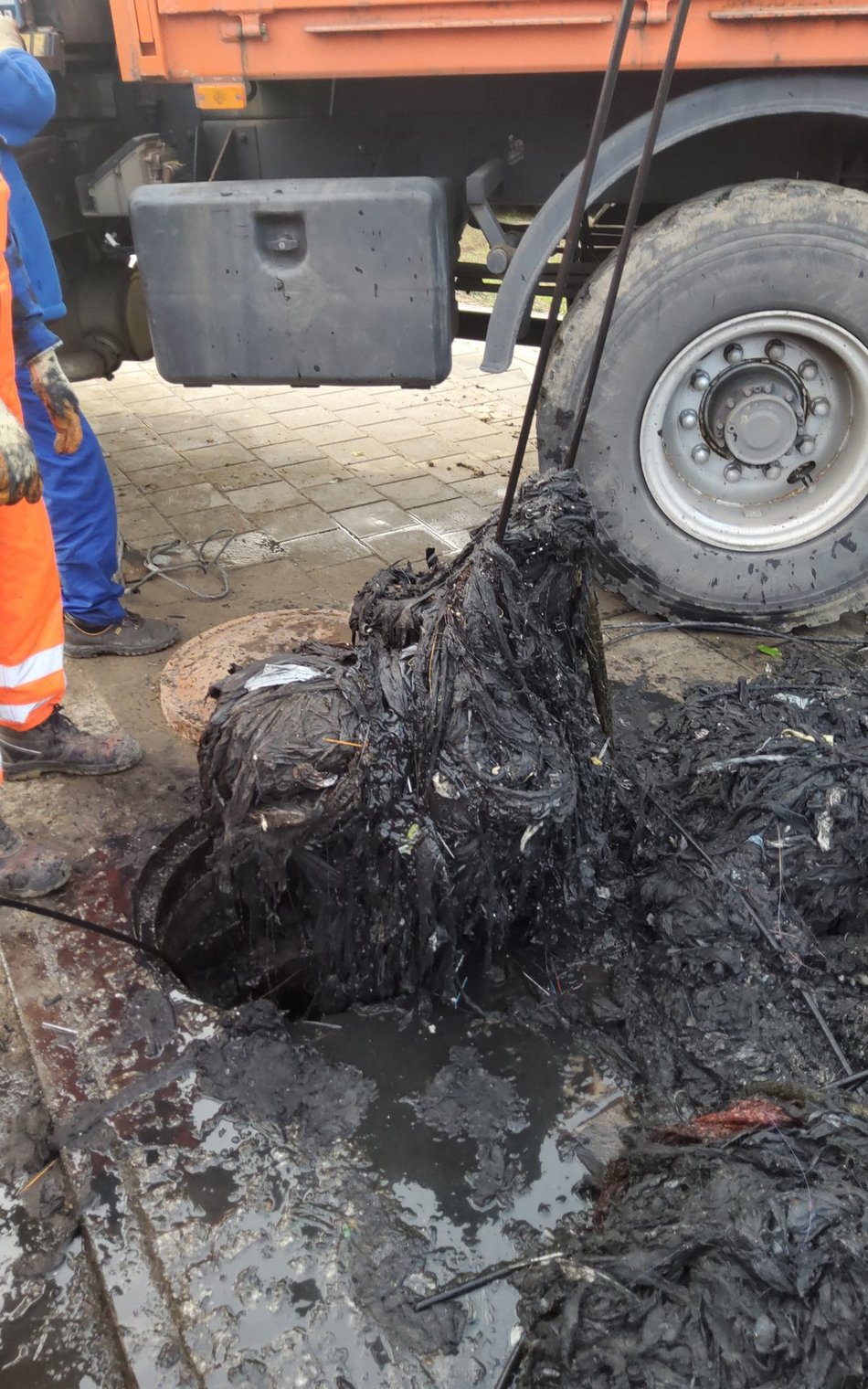 Łódź. Aż 3 tony śmieci w kanałach w Łodzi… codziennie