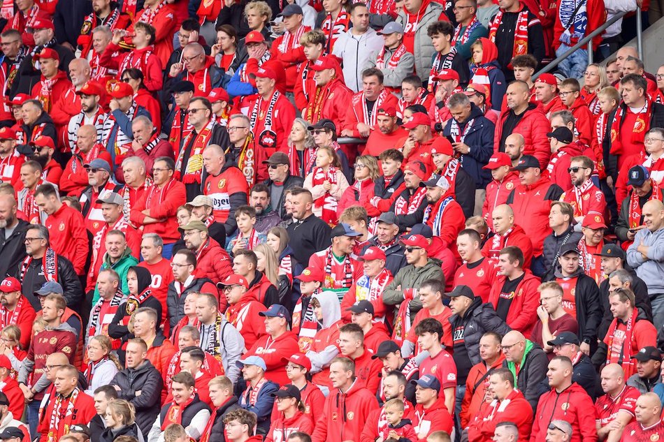 Łódź. Kibice na meczu Widzewa Łódź z Rakowem Częstochowa