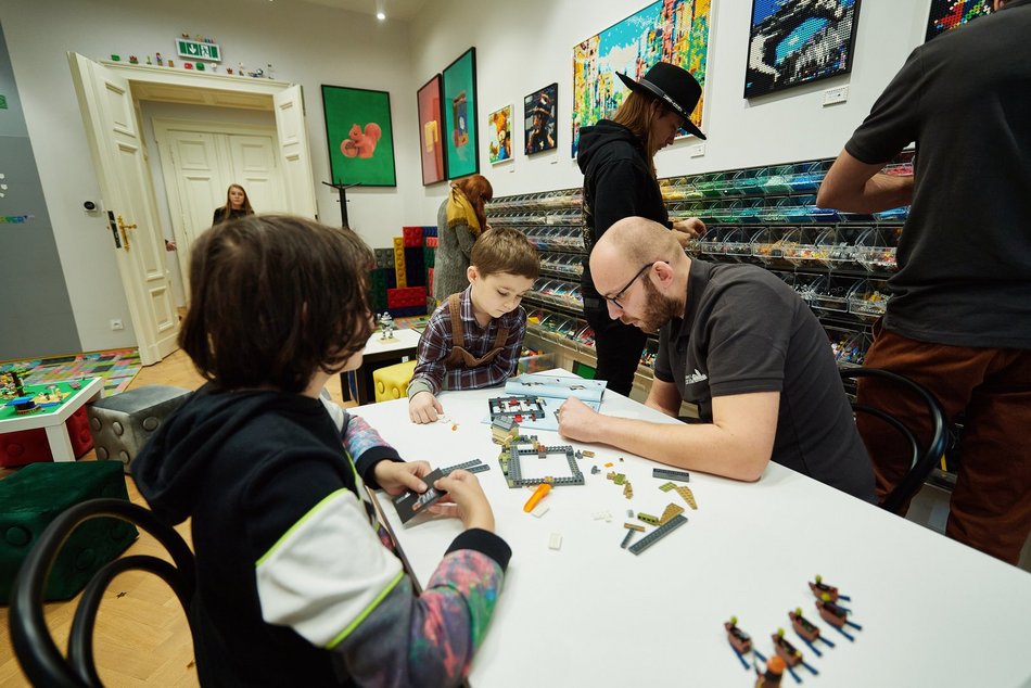 dzieci grające w gry planszowe