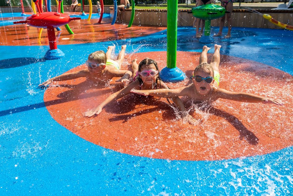 Aquapark Fala docenia uczniów ze świadectwem z czerwonym paskiem