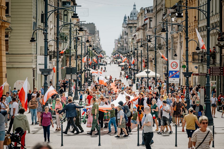 Parada z flagą Polski w Łodzi