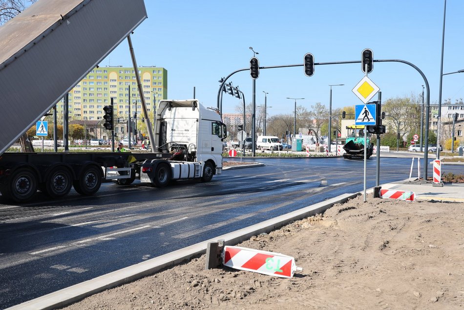 Łódź. Leją asfalt na Rondzie Broniewskiego w Łodzi! Remont Śmigłego-Rydza i Niższej zbliża się do końca!