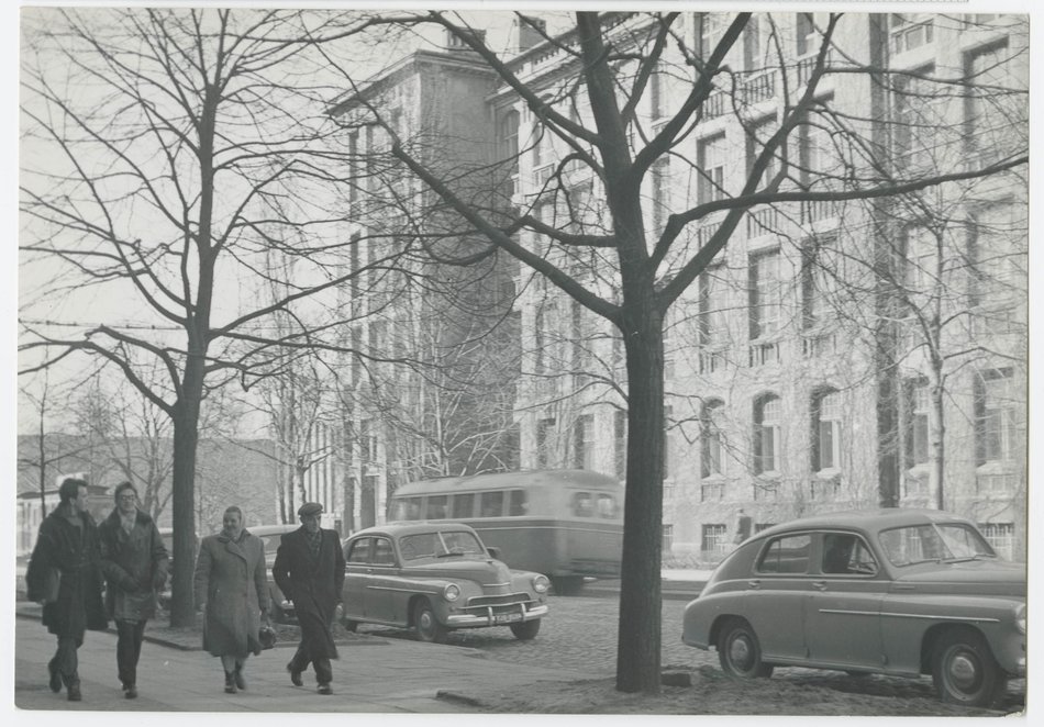 Fotografia przedstawia fragment ulicy Narutowicza wraz ze znajdującym się przy niej pod numerem 68 budynkiem Uniwersytetu Łódzkiego