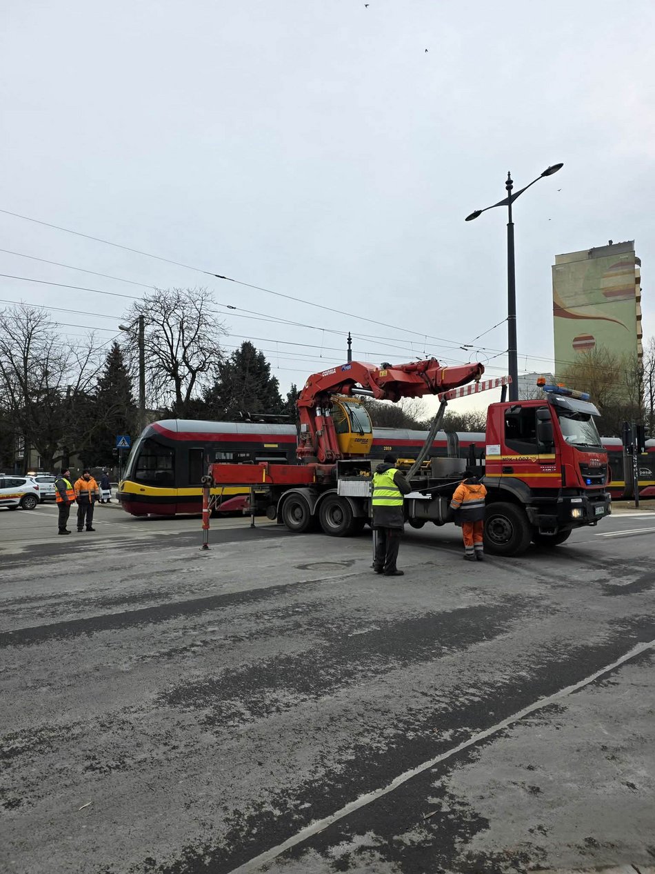 Łódź. Zderzenie tramwaju MPK Łódź z samochodem