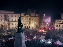 Choinka na Piotrkowskiej w Łodzi już świeci! Tłumy łodzian na placu Wolności
