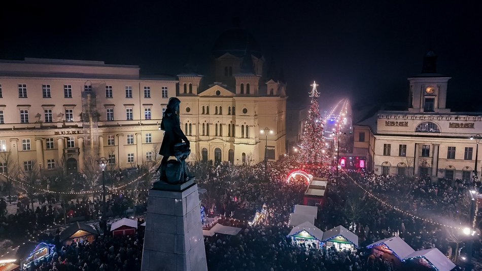 Choinka na Piotrkowskiej w Łodzi już świeci! Tłumy łodzian na placu Wolności