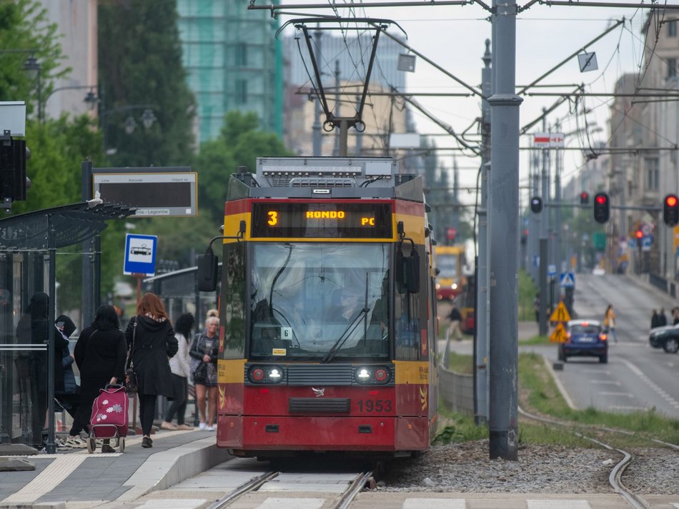 Łódź. Tramwaj na przystanku
