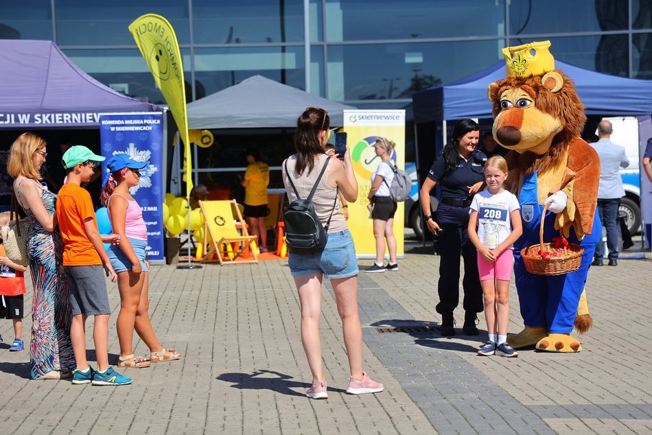 Piknik rodzinny "Bezpieczne wakacje z mundurem" pod Atlas Areną