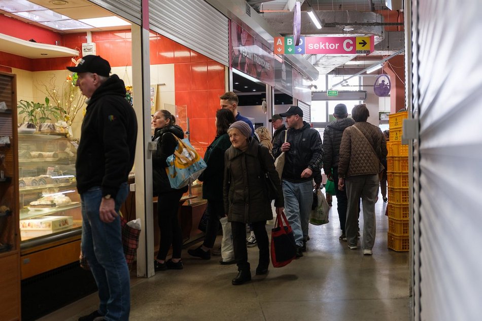 Łódź. Przedświąteczne zakupy na Rynku Bałuckim