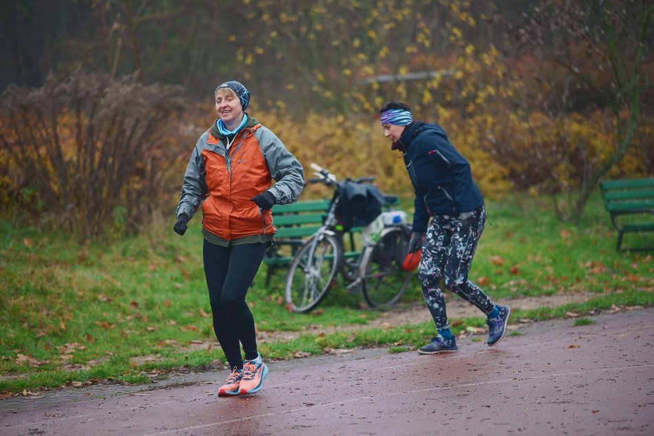 Łódź. Slow jogging w parku Julianowskim. Biegaczom z Łodzi niestraszna jesienna aura