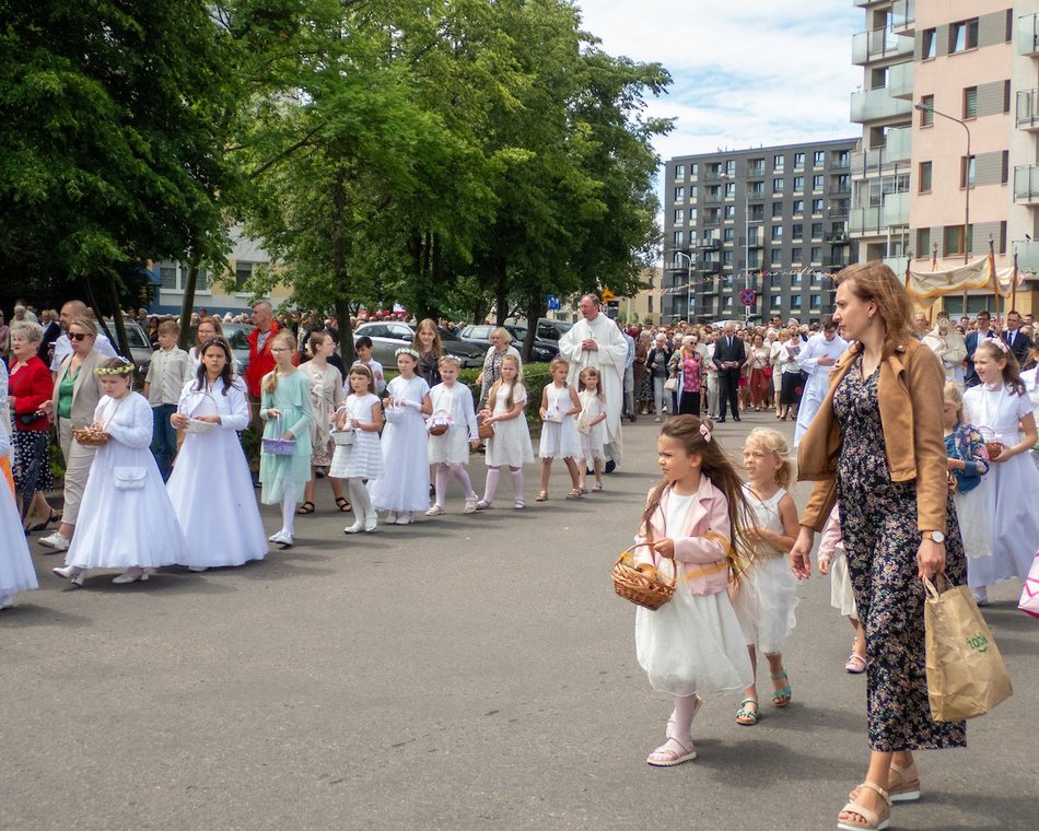 Łódź. Procesja Bożego Ciała na Widzewie w Łodzi. Wierni przeszli ulicami miasta