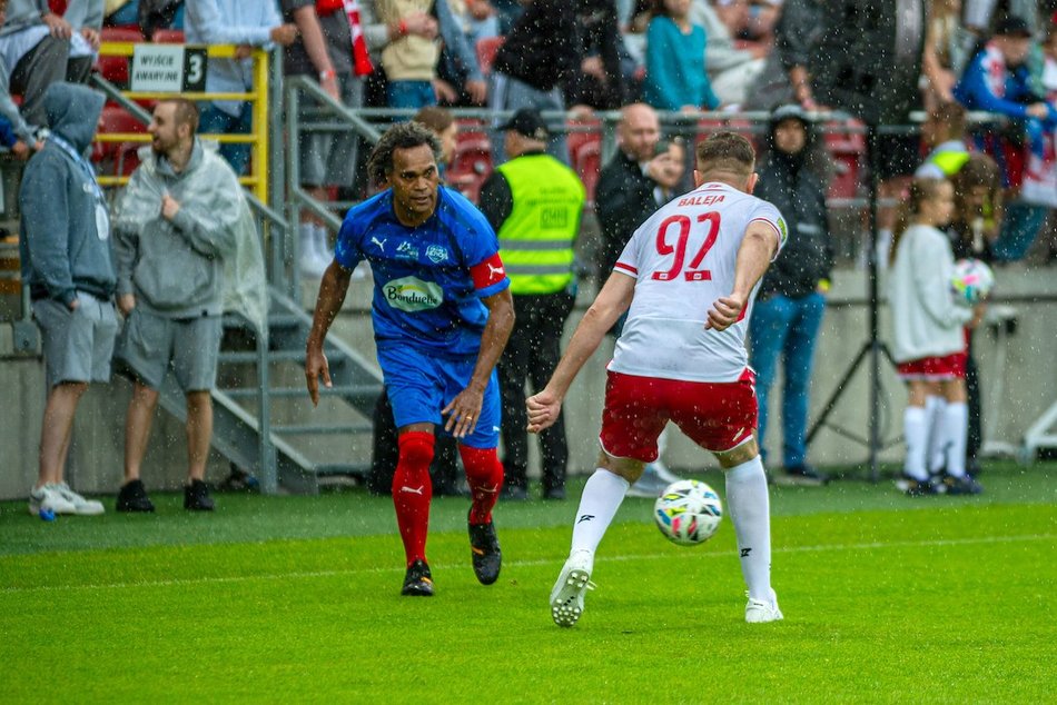 Łódź. Mecz Gwiazd w Łodzi. Na murawie Boniek, Krzynówek, Krychowiak