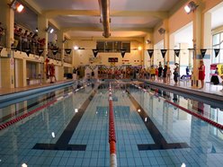 Zawody pływackie zorganizowane przez Międzyszkolny Klub Sportowy „Trójka”