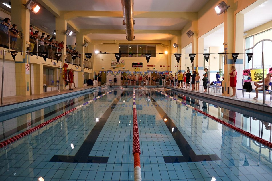 Zawody pływackie zorganizowane przez Międzyszkolny Klub Sportowy „Trójka”