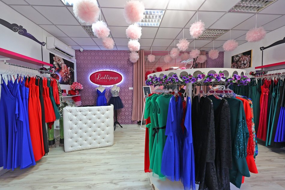 wnętrze sklepu z ubraniami