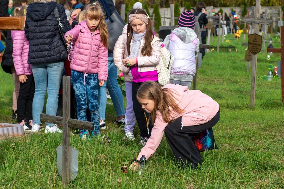 Światełko Pamięci na cmentarzu przy Zakładowej. Wolontariusze uprzątną groby samotnych osób