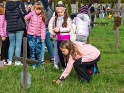 Światełko Pamięci na cmentarzu przy Zakładowej. Wolontariusze uprzątną groby samotnych osób