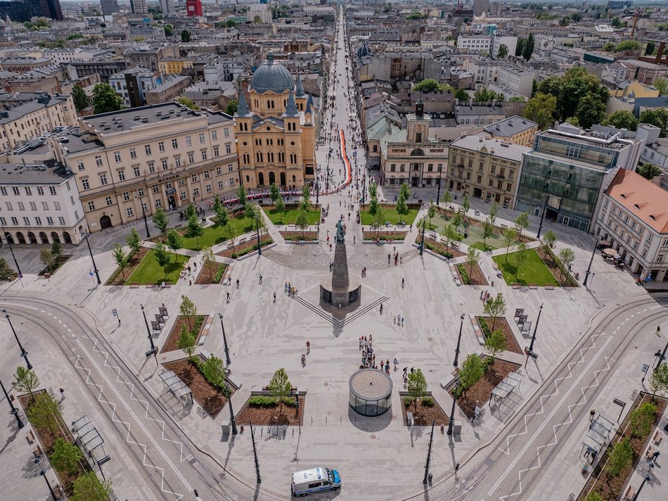 Parada z flagą Polski w Łodzi