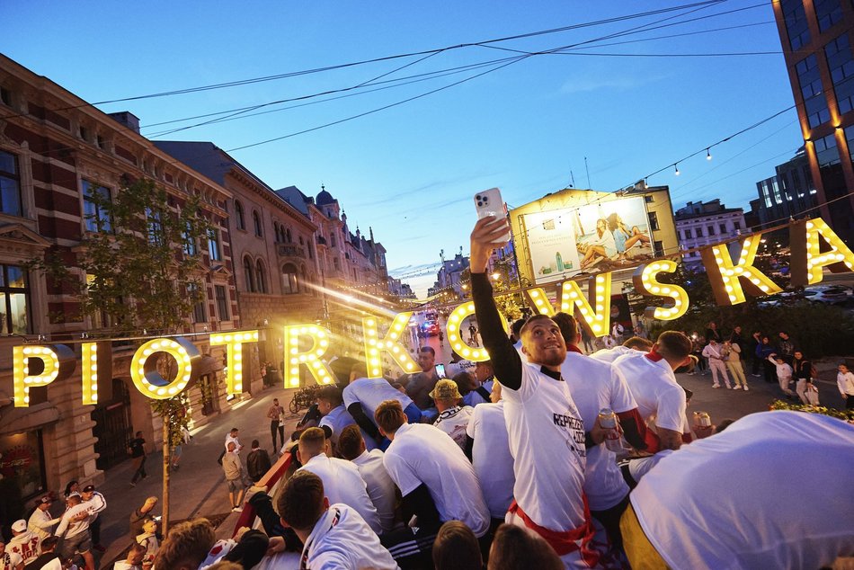 kibice i piłkarze świętują sukces