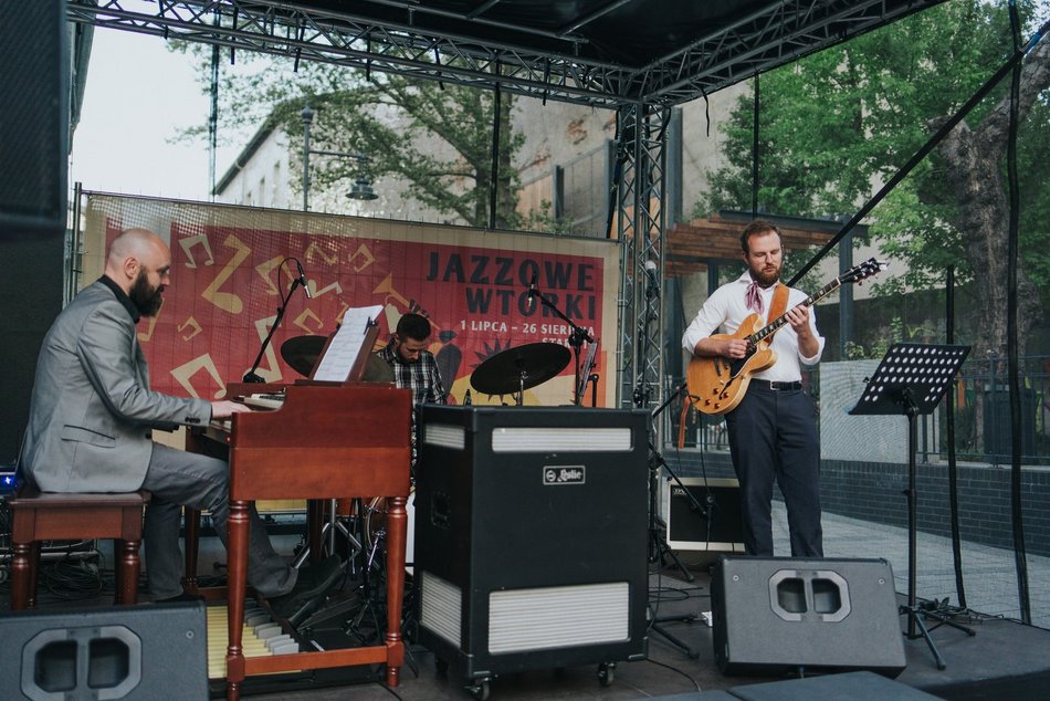 Jazzowe wtorki w Łodzi. Zespół Tomasz Lepczak Trio zgromadził tłumy w Pasażu Róży