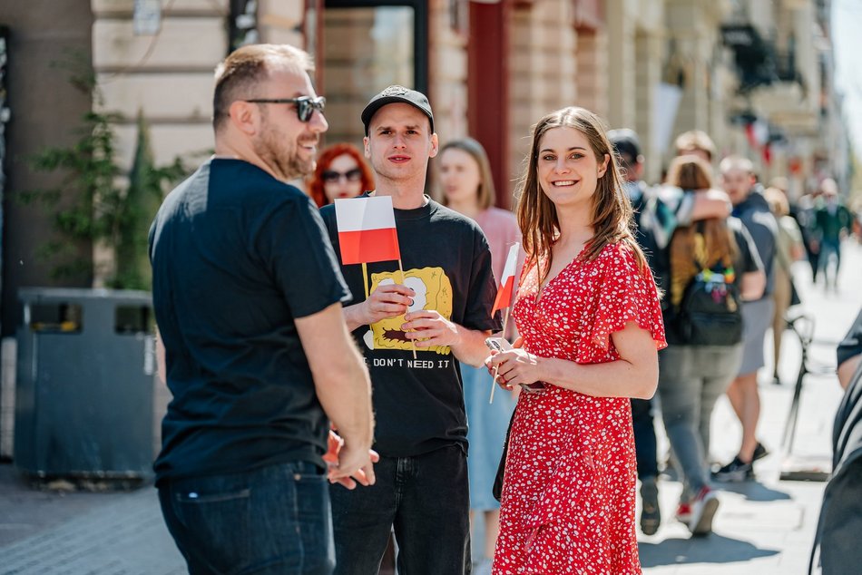 Łódź. Dzień Flagi w Łodzi. Biało-czerwony korowód przeszedł Piotrkowską