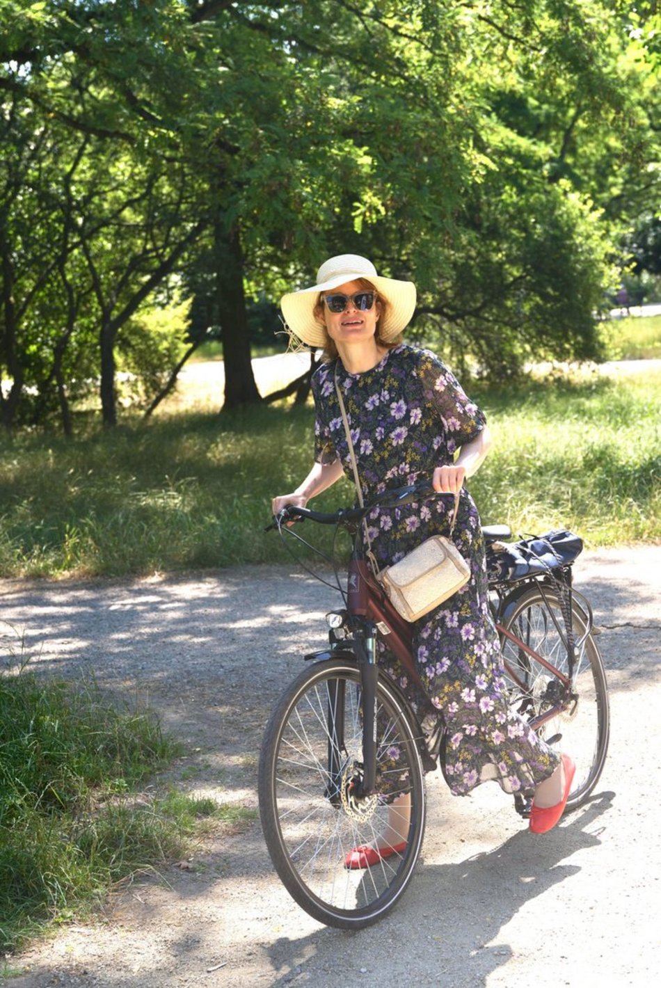 Łódź. Park Staromiejski w letnim wydaniu. Rowerzyści, dzieci i spacerowicze z pieskami