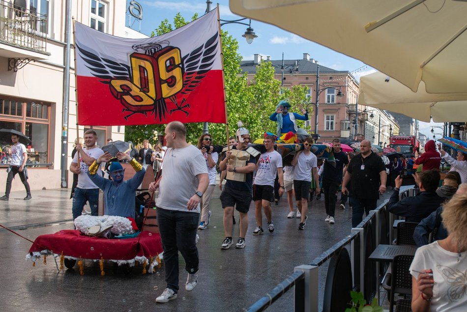 Łódź. Juwenalia 2025 w Łodzi. Kolorowy pochód studentów przeszedł Piotrkowską!