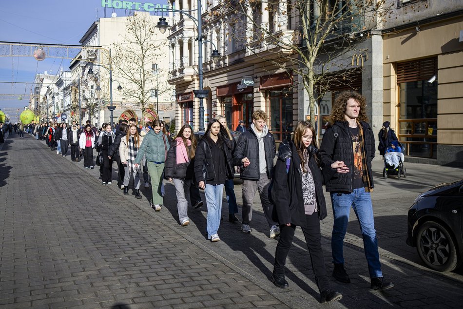 Łódź. Polonez dla Łodzi. Tłumy maturzystów zatańczyły na Piotrkowskiej. Razem z nimi łodzianie!