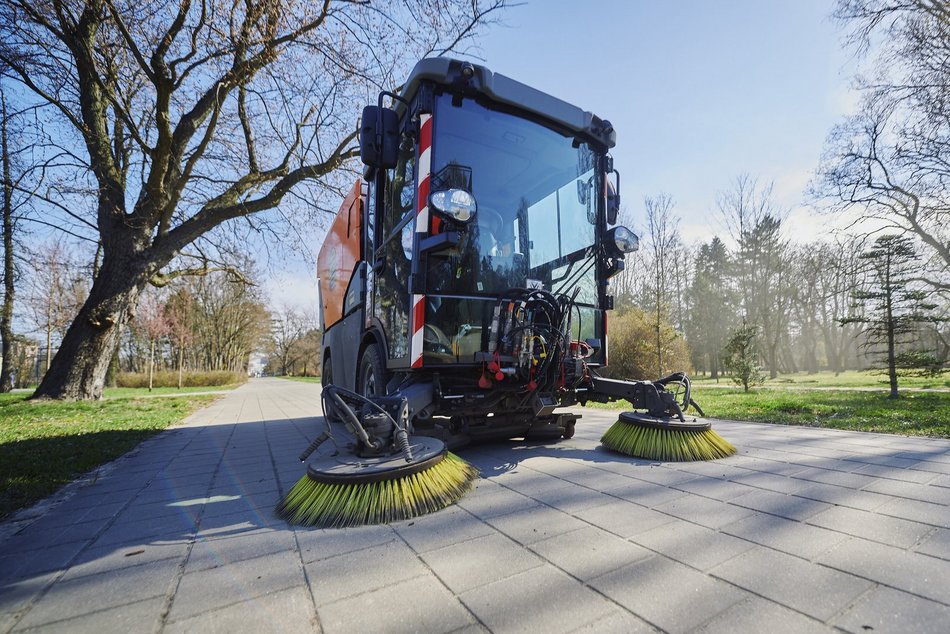 Łódź. Wiosenne sprzątanie Łodzi. Prace m.in. na Aleksandrowskiej, Tatrzańskiej i Kasprzaka