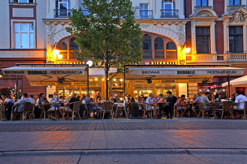 Tłumy na ulicy Piotrkowskiej w Łodzi