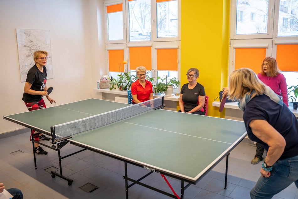 seniorzy grają w tenisa stołowego