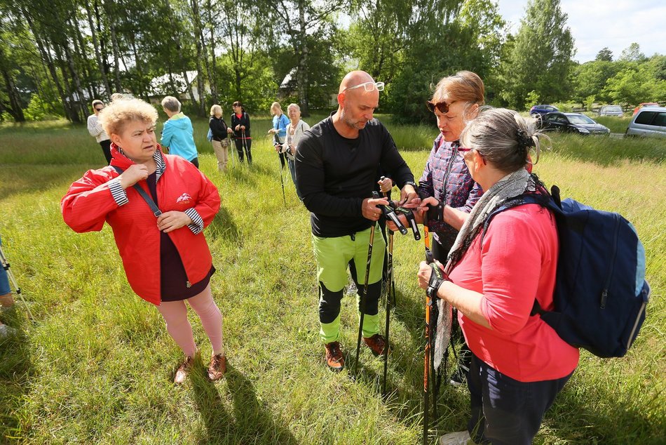marsz seniorów z kijkami nordic walking