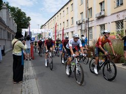 Wyścig Solidarności 2026 wystartował. Aż 138 kolarzy i kolarek wyruszyło z Łodzi