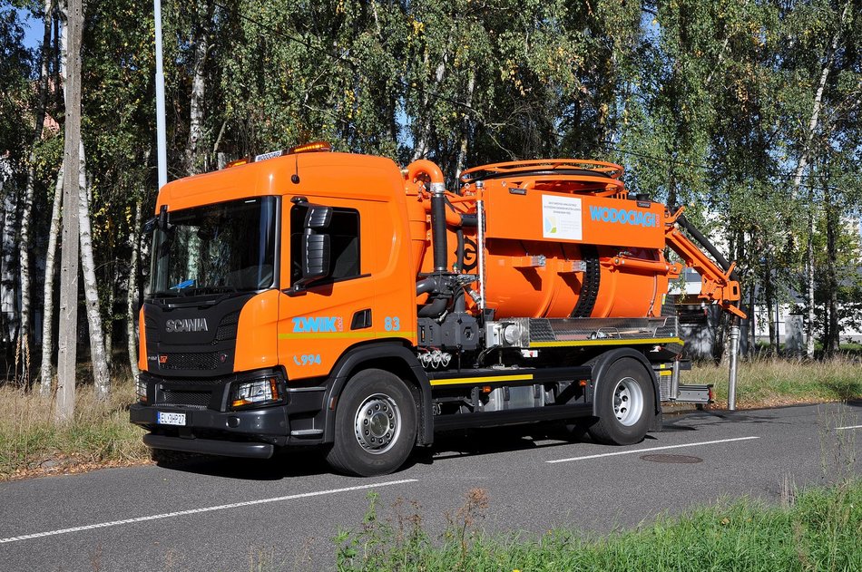 samochód do czyszczenia studzienek w trakcie pracy