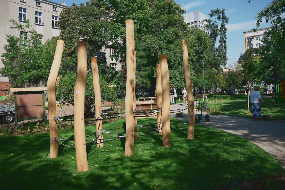 Łódź. Takiego skweru w Łodzi jeszcze nie było! Siłownia, park sensoryczny i plac zabaw już gotowe