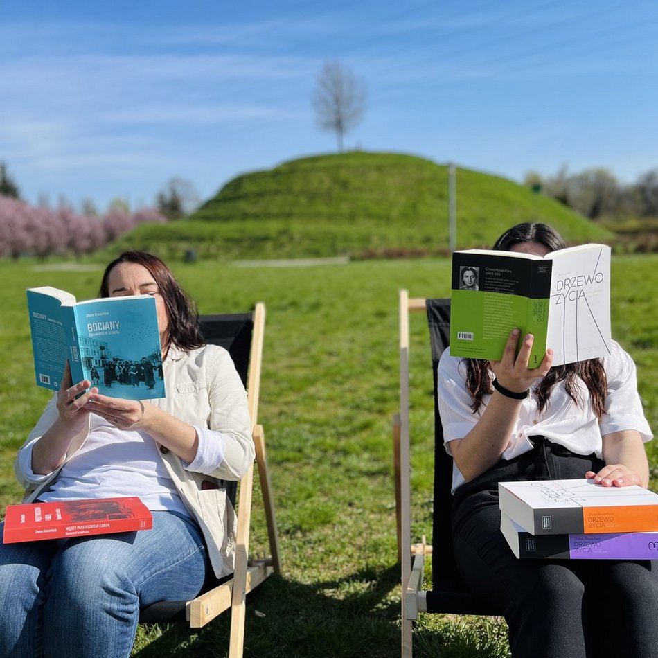 [Translate to Ukraiński:] dwie osoby zasłaniające się książkami