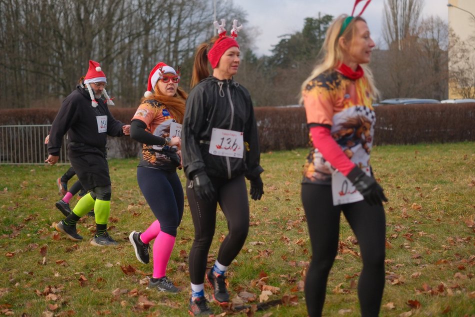 Łódź. Świąteczny bieg w parku Baden-Powella w Łodzi. Wspaniała atmosfera z nutą rywalizacji