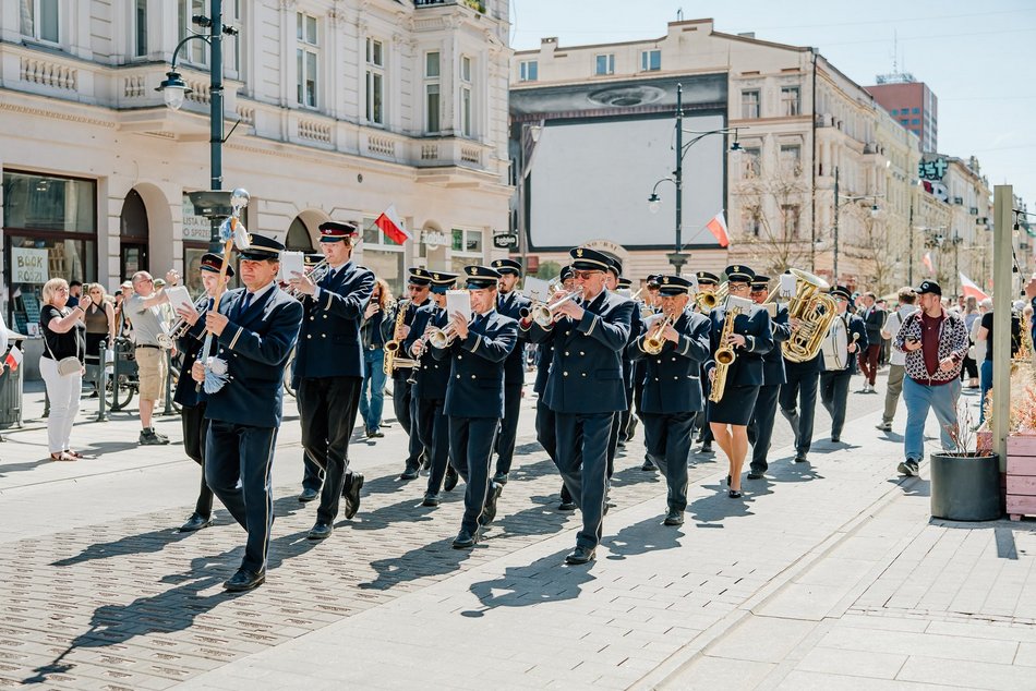 Łódź. Dzień Flagi w Łodzi. Biało-czerwony korowód przeszedł Piotrkowską
