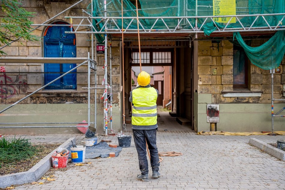 Łódź. Kolejna kamienica przy Mielczarskiego w Łodzi odzyskuje blask! Widać pierwsze efekty remontu