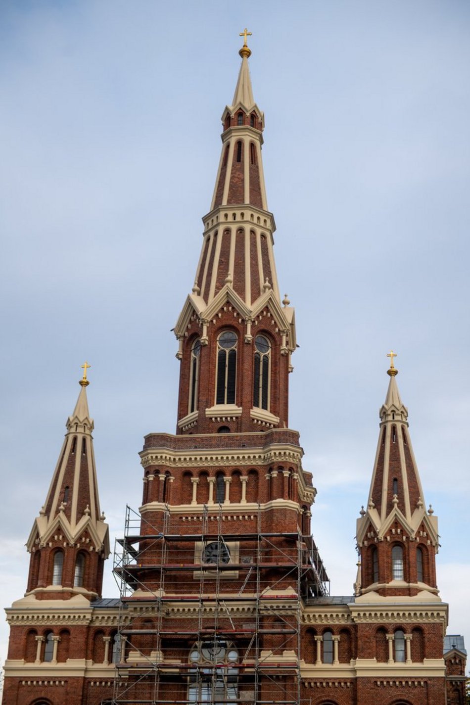 Kościół przy Sienkiewicza w Łodzi po remoncie. Jego wieże znów lśnią