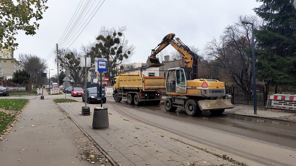 Łódź. Kraking przy remontach ulic w Łodzi. To podziemy potwór, który buduje wodociągi!