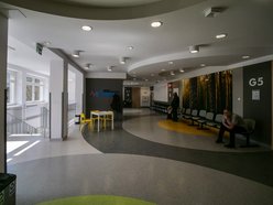 Łódź. Dofinansowanie dla MCM Polesie w Łodzi. Nowy sprzęt i podjazd dla wózków w przychodni Wileńska