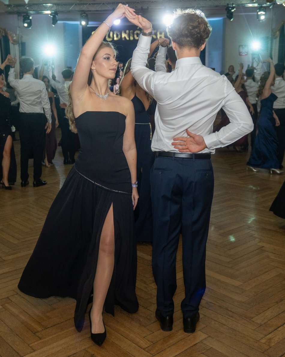 Łódź. Studniówka XXVI LO w Łodzi. Ależ oni zatańczyli... i jak pięknie wyglądali!