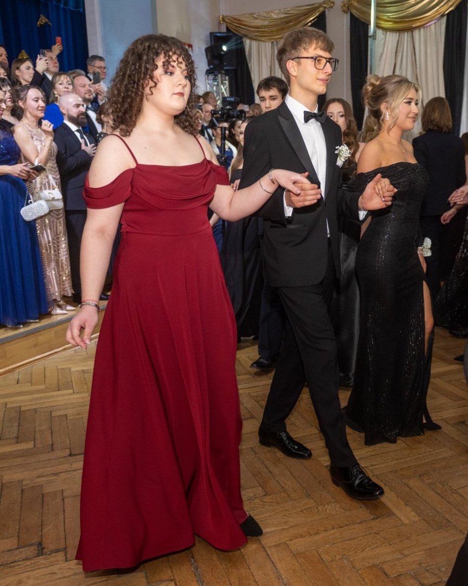 Łódź. Studniówka XXVI LO w Łodzi. Ależ oni zatańczyli... i jak pięknie wyglądali!