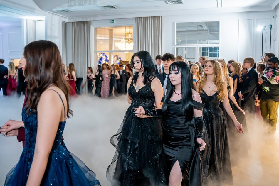 Łódź. Studniówka IV LO w Łodzi. Kreacje, które zapierały dech i radość na twarzach młodzieży