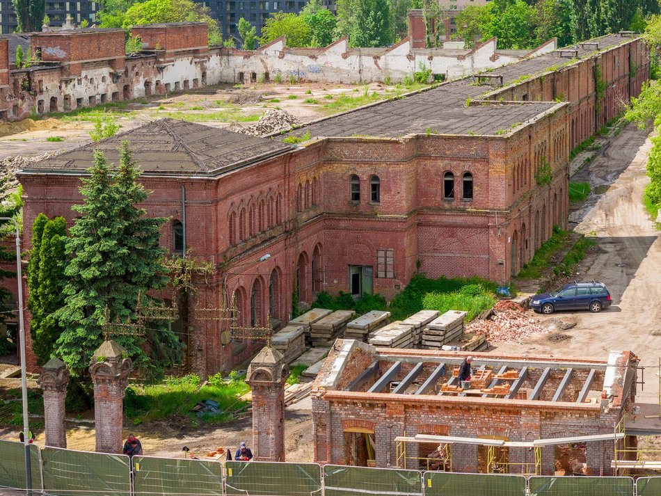 Łódź. Słynna fabryka Uniontex w Łodzi w trakcie remontu. Odwiedził ją Jan Paweł II