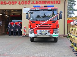 OSP Łagiewniki z nowym wozem strażackim i drogą prowadzącą do jednostki