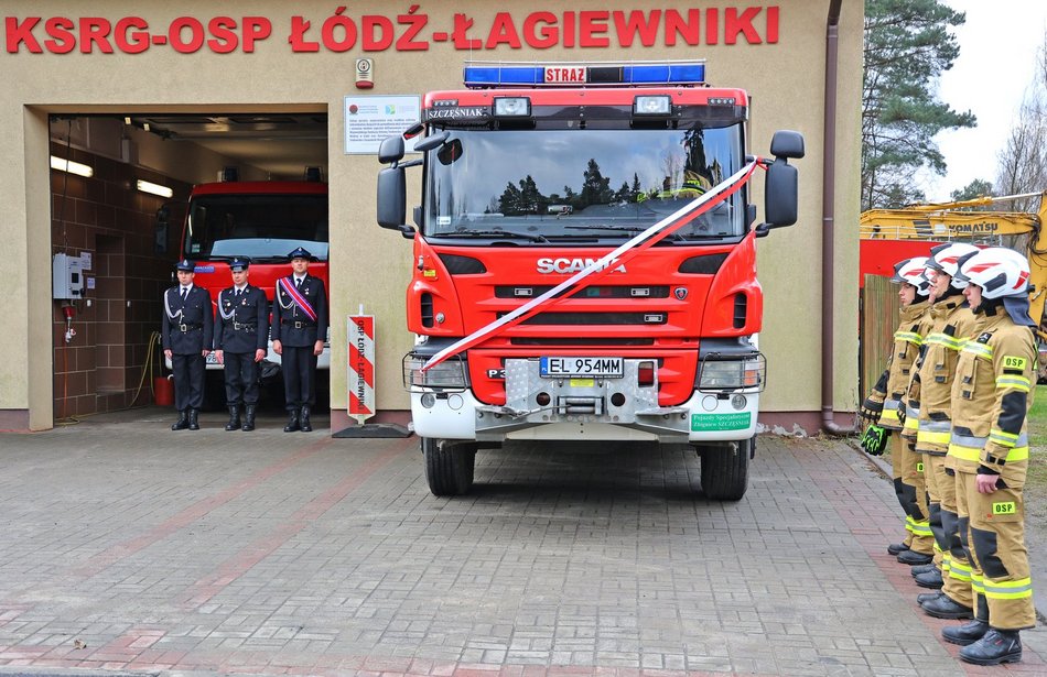 OSP Łagiewniki z nowym wozem strażackim i drogą prowadzącą do jednostki